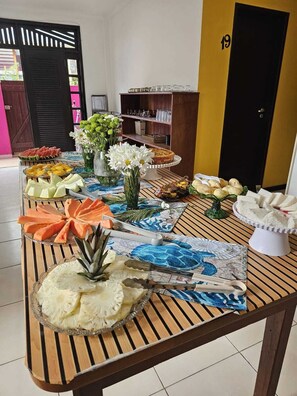 Café da manhã com buffet grátis todos os dias