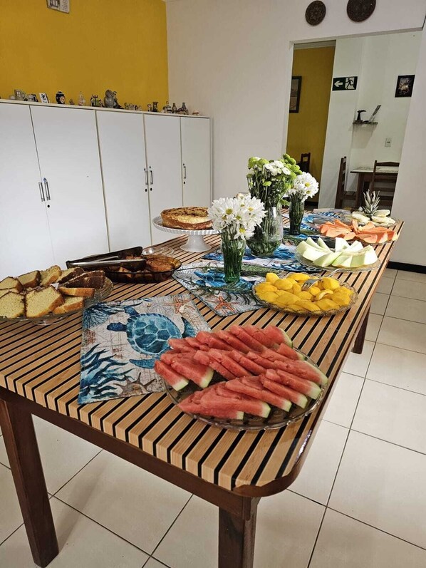 Café da manhã com buffet grátis todos os dias