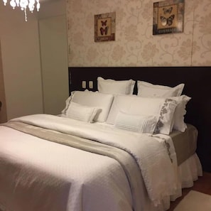 Sábanas de algodón egipcio, minibar y escritorio 