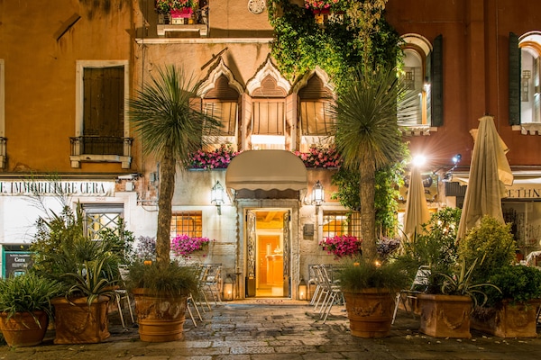 Fachada del alojamiento - Noche