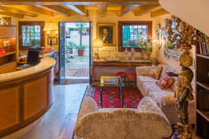 Un ambiente acogedor con una recepción, zona de estar y detalles decorativos.