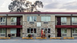 A two-story motel with numbered doors, a vending machine, and a parking lot. - Red Roof Inn Chicago - Alsip (Alsip)