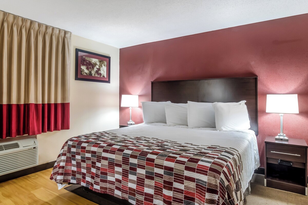 Deluxe Room, 1 King Bed, Non Smoking | Desk, cribs (free), WiFi (free), bed sheets