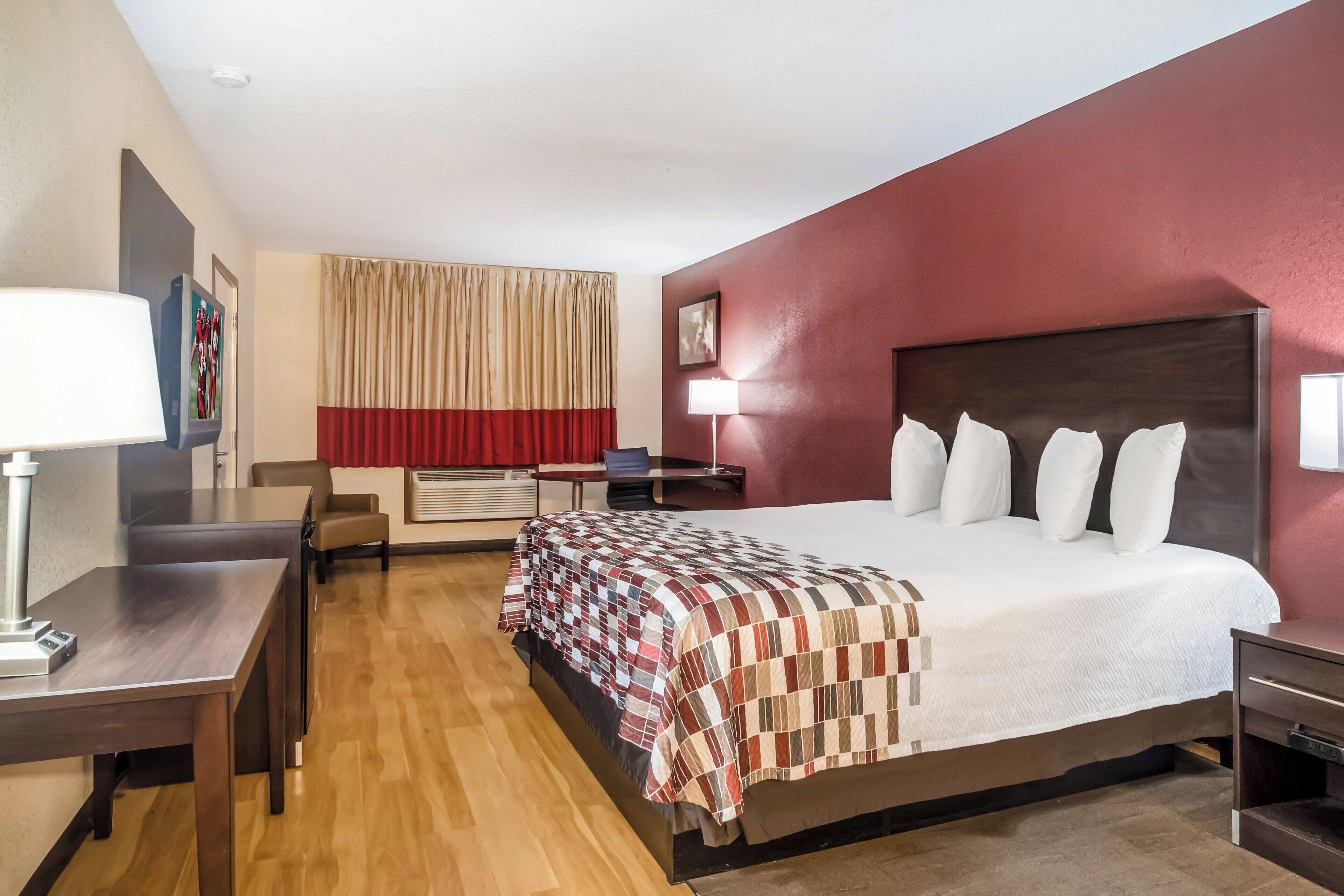 Desk, cribs (free), WiFi (free), bed sheets