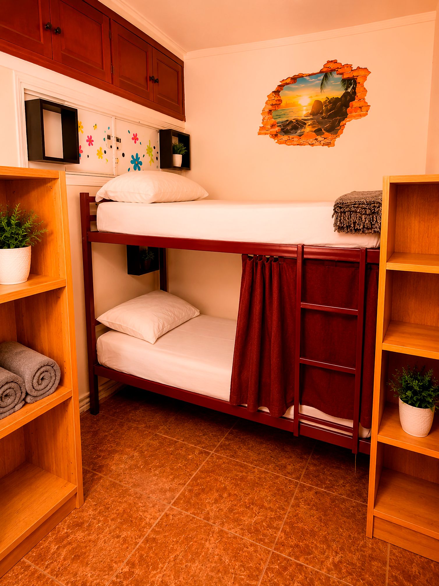 Habitación con literas, cabecera de madera, un adorno en la pared y una estantería con una planta.