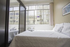 Desk, free WiFi, bed sheets - LineRio Copacabana Residence 170 (Rio de Janeiro)