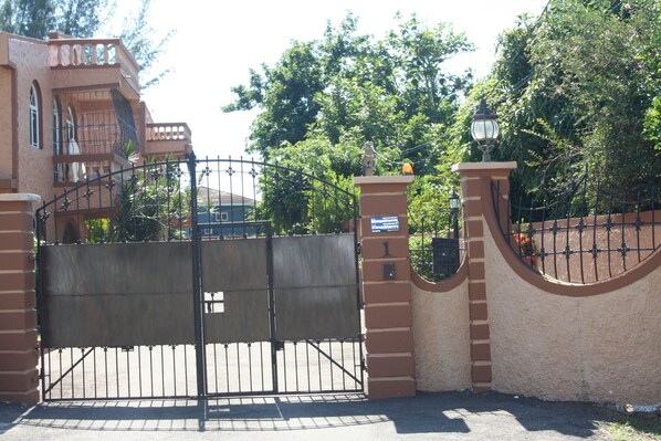 Exterior - Cozy Apartments (Kingston)