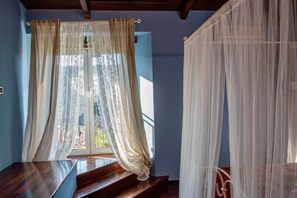 Romantic Triple Room, Ensuite, Garden View (Romance) | Balcony view - B&b A'luggetella (Naples)