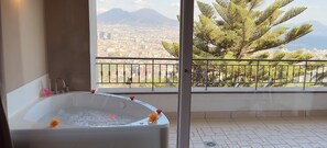 Superior Suite, Ensuite (Suite) | Outdoor spa tub - B&b A'luggetella (Naples)