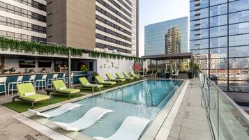 Piscina externa, funciona das 8h às 23h, espreguiçadeiras