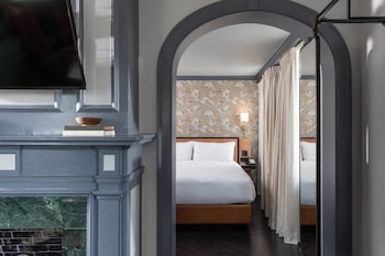 Hypo-allergenic bedding, pillowtop beds, in-room safe, blackout drapes at Holston House Nashville, in The Unbound Collection by Hyatt