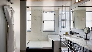 Chuveiro, produtos de toalete de grife, secador de cabelo