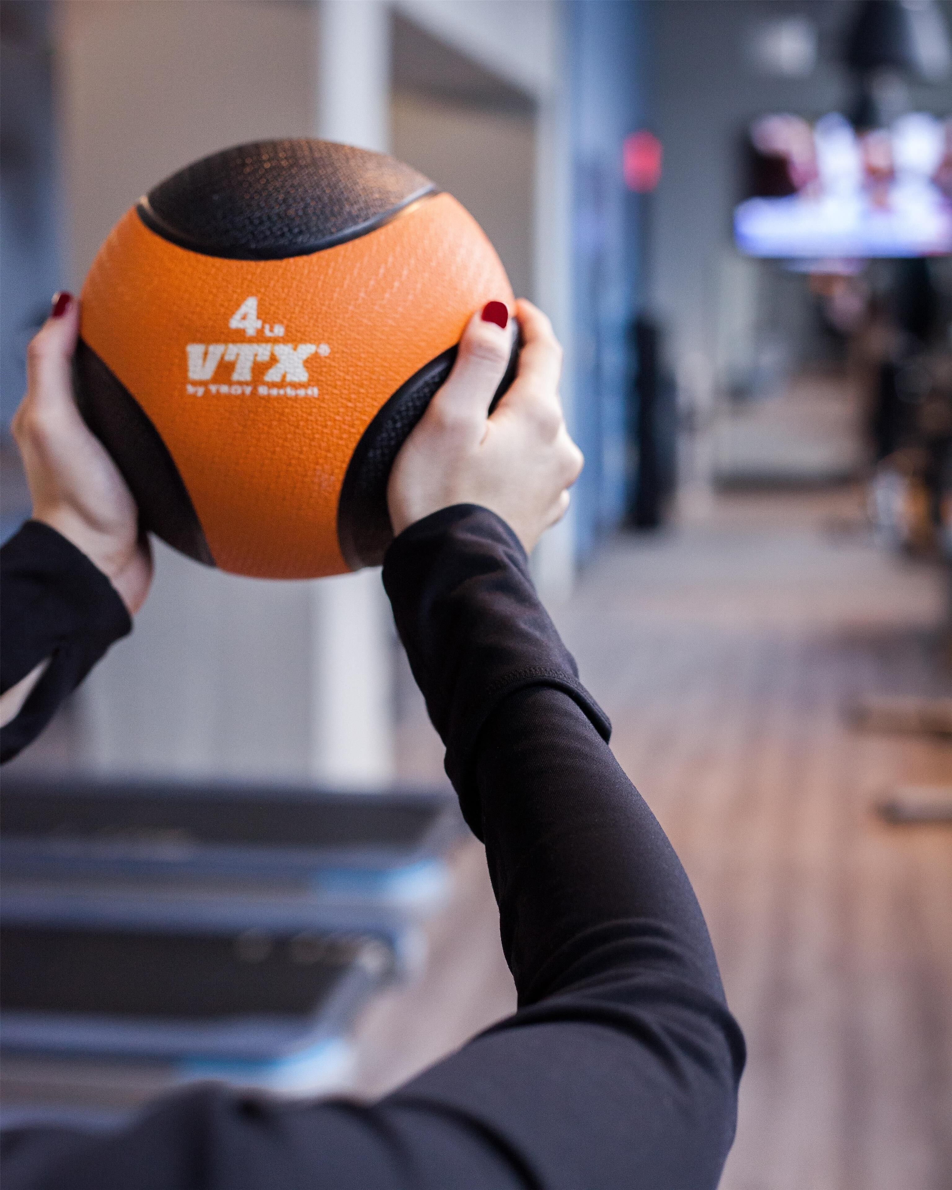 Une personne tenant un ballon de basket.