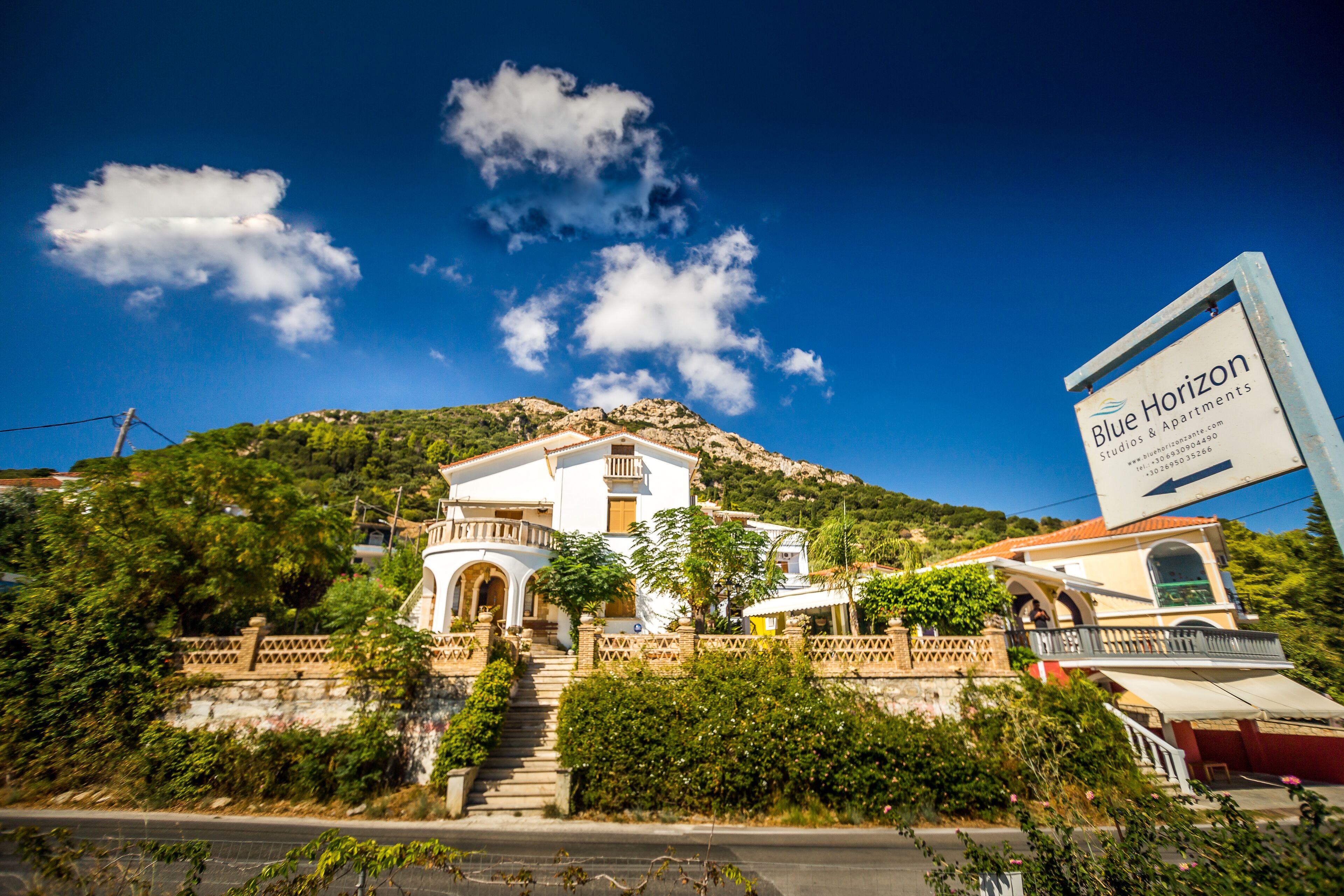 Vista frontal de la propiedad