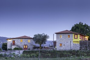 Mặt tiền nơi lưu trú - ban đêm