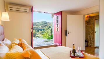 Comfort Cottage, 3 Bedrooms, Private Bathroom, Mountain View | Soundproofing, iron/ironing board, free WiFi, bed sheets