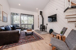 公寓客房, 3 間臥室, 山景 (Crestview #44 Bldg. B) | 客廳 | 平面電視、壁爐