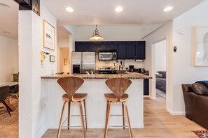 電冰箱、微波爐、烤箱、爐台