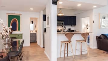 Appart'hôtel, 3 chambres, vue montagne (Crestview #44 Bldg. B) | Cuisine privée | Réfrigérateur, micro-ondes, four, plaque de cuisson