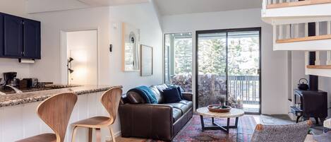 Una televisión de pantalla plana, una chimenea