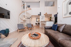 公寓客房, 3 間臥室, 山景 (Crestview #44 Bldg. B) | 客廳 | 平面電視、壁爐