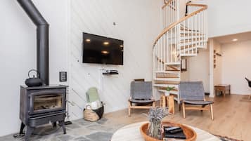 Condo, 3 Bedrooms, Mountain View (Crestview #44 Bldg. B) | Staircase