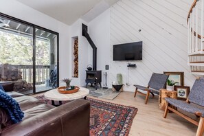 Condo, 3 Bedrooms, Mountain View (Crestview #44 Bldg. B) | Living area | Flat-screen TV, fireplace