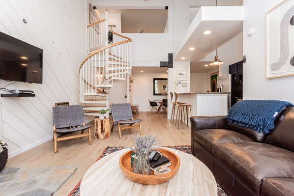 公寓客房, 3 間臥室, 山景 (Crestview #44 Bldg. B) | 客廳 | 平面電視、壁爐