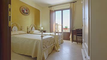 Habitación clásica con 2 camas individuales, vistas al jardín | Ropa de cama de alta calidad, minibar, mobiliario individual