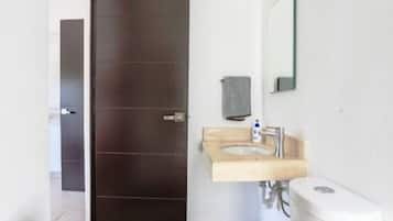 Condo familiar, 2 habitaciones | Baño | Regadera, toallas, shampoo