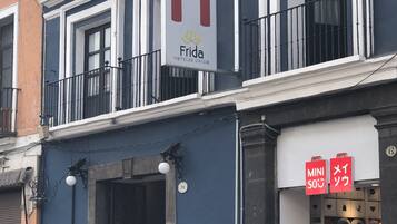 Vista frontal de la propiedad