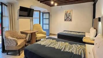 Habitación doble, 2 camas matrimoniales | Caja de seguridad en la habitación y escritorio