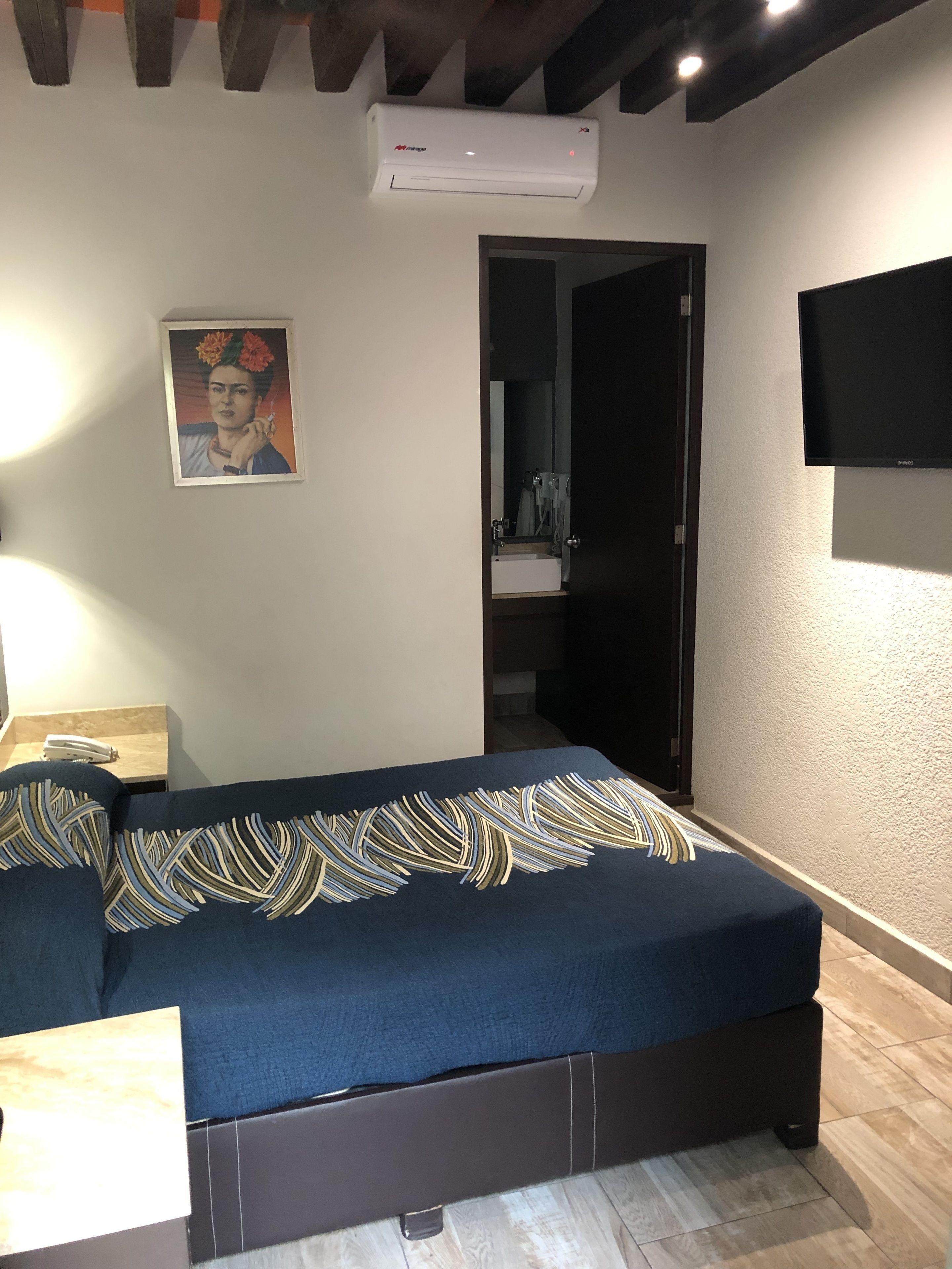 Coffre-fort, bureau, fer et planche à repasser, accès au Wi-Fi (inclus)