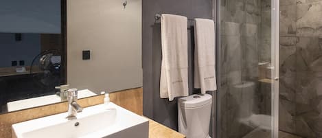Quarto casal, 2 camas de casal | Banheiro | Chuveiro, produtos de toalete grátis, toalhas de banho
