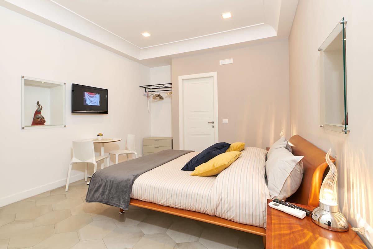 Habitación Deluxe doble | Ropa de cama de alta calidad, edredones de plumas, caja fuerte