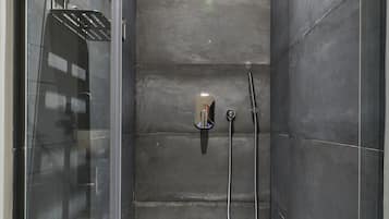 Kamar Double Deluks | Kamar mandi | Shower, pancuran hujan, perlengkapan mandi gratis, dan pengering rambut