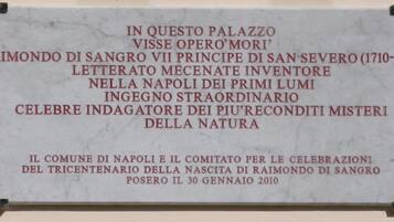 Une plaque de marbre portant une inscription en italien commémore Raimondo di Sangro VII, prince et inventeur, et mentionne la célébration du tricentenaire de sa naissance en 2010.