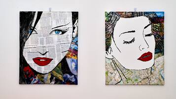 Dues obres d'art amb dissenys abstractes i colorits.