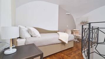 Gallery Duplex, Multiple Beds, Balcony | Premium bedding, down duvets, in-room safe, individually decorated