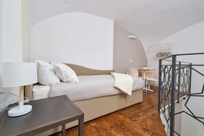 Gallery Duplex, Multiple Beds, Balcony | Premium bedding, down duvets, in-room safe, individually decorated - A Casa del Principe (Naples)