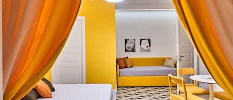 Kamar Keluarga, 1 Tempat Tidur Queen dengan tempat tidur Sofa, balkon | Seprai premium, selimut bulu angsa, brankas, dan didekorasi berbeda-beda