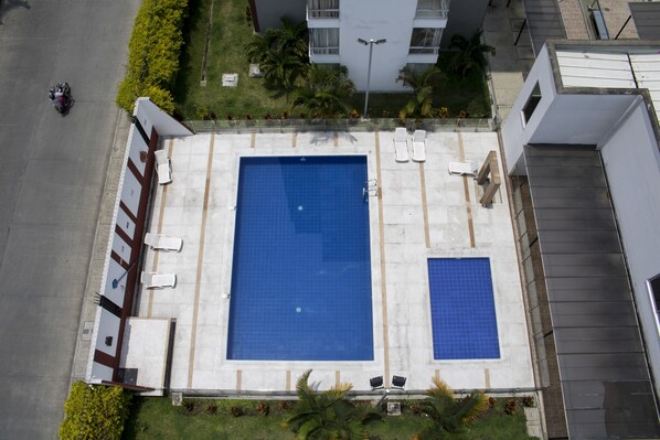 室外游泳池，開放時間為 06:00 至 20:00，提供日光浴躺椅