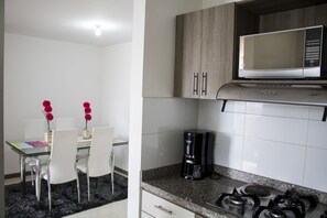 Full-size fridge, microwave, stovetop, coffee/tea maker - Apartamento Granate (Pereira)