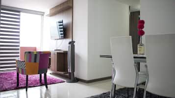 Apartemen Eksklusif, 3 kamar tidur, dapur | Ruang keluarga | Smart TV 42-inci dengan saluran TV kabel, TV, dan film berbayar