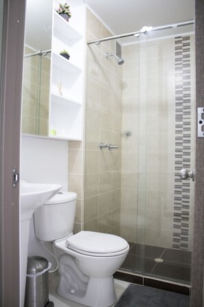 Exclusive Apartment, 3 Bedrooms, Kitchen | Bathroom | Shower, free toiletries, hair dryer, towels - Apartamento Granate (Pereira)