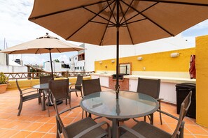 Alberca al aire libre y camastros 