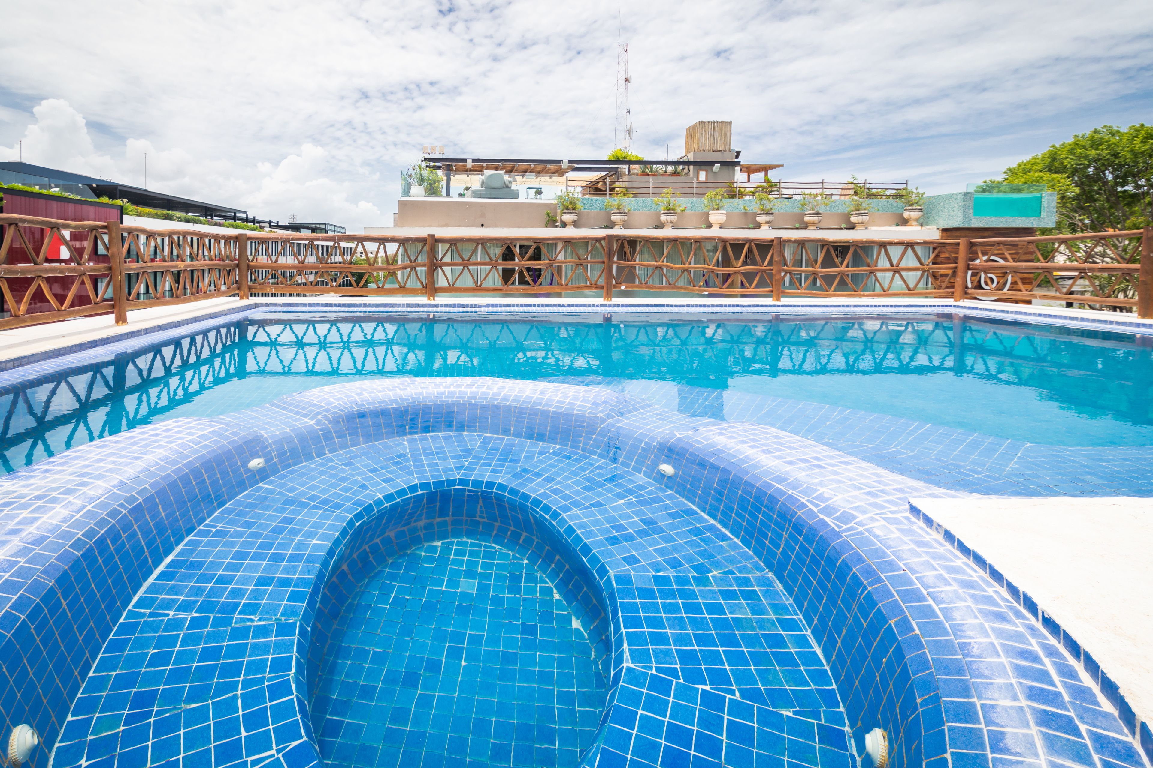 Alberca al aire libre y camastros 