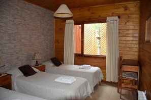 Family Triple Room | Premium bedding, pillowtop beds, individually decorated, desk - Hosteria Rukahue (El Calafate)