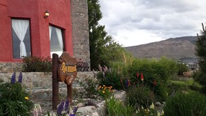 Un bâtiment rouge avec une façade en pierre et une enseigne indiquant « Ravine ».