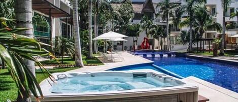 Tina de hidromasaje al aire libre